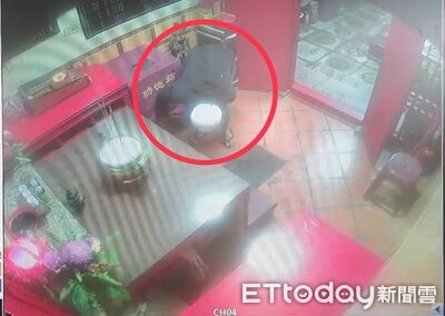 金門土地公廟神像玻璃罩遭破壞 男偷走5片金牌落網剩1片