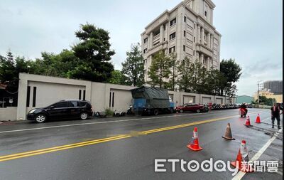 非洲籍男開貨車連掃16汽機車!撞到「顏清標豪宅圍牆」才停下