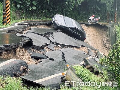 台南六甲山路整片崩塌!轎車陷落驚悚畫面曝 駕駛脫困還在抖
