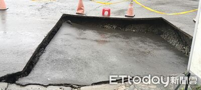 雨彈狂襲!高雄仁武地基掏空「路面破大洞」 緊急圍三角錐示警