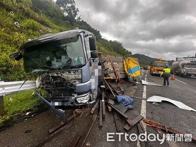 國3七堵段聯結車撞工程車！鋼捲滾落路肩　南下車流一度回堵
