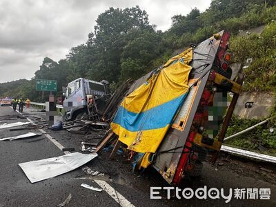 驚險！國3七堵段聯結車擦撞施工車　鋼捲滾落撞護欄