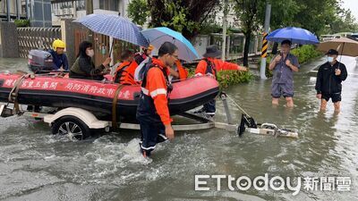 台南安南醫院外淹成河！　消防橡皮艇接駁150人次就醫