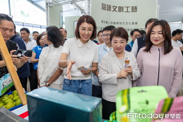 ▲中臺灣農業行銷展售會將辦理至8月30日,盧秀燕(右2起)、許淑華齊邀民眾赴九九峰逛展抽好禮。(圖/南投縣政府提供,下同)