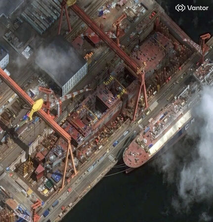 ▲▼Vantor衛星影象圖顯示，大陸「004型航母」建造成形。（圖／翻攝自The Warzone）