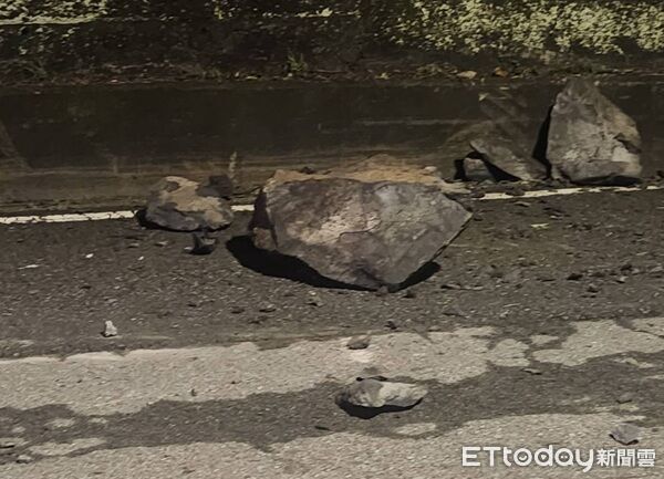 ▲台七線31.1K處路中大型石塊掉落。（圖／大溪警分局提供）