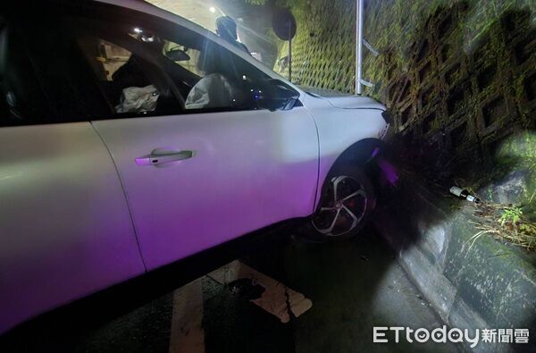 ▲▼巫男駕車撞上落石致右前輪爆胎、車輛失控後撞上路旁山壁。（圖／大溪警分局提供）