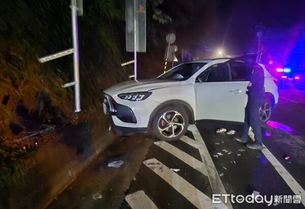 ▲▼巫男駕車撞上落石致右前輪爆胎、車輛失控後撞上路旁山壁。（圖／大溪警分局提供）
