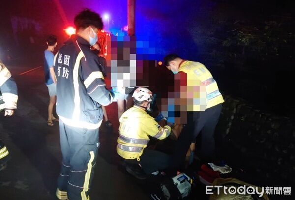 ▲巫男及乘客林女受傷由救護人員送醫救治。（圖／大溪警分局提供）