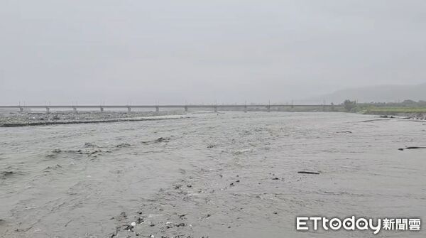 ▲玉長便道遭衝毀，花蓮一名黃姓保全疑似遭溪流沖走。（圖／記者王兆麟翻攝，下同）