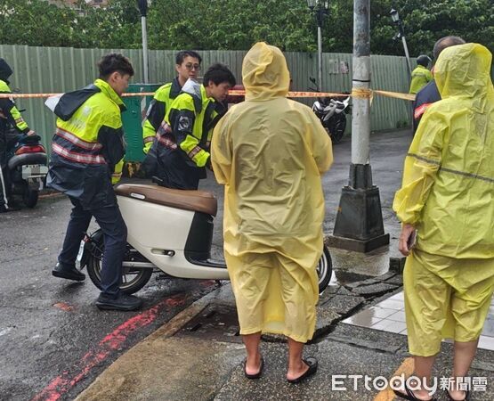 ▲▼ 雨彈狂炸！高雄楠梓大樓旁「地基掏空」　路面崩裂居民嚇壞。（圖／記者吳世龍翻攝）