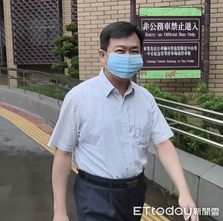 ▲▼被控主導旗下公司買賣京華城商場土地涉套利30億元，威京集團主席沈慶京今8/24到台北地院首度出庭不認罪，開完庭搭著律師紀凱峰肩膀，由隨從撐傘避雨，同案被告、威京集團財務經理張志澄庭訊也不認罪。（圖／記者黃哲民攝）
