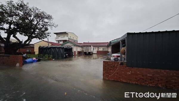▲▼   豪雨防汛嚴陣以待 翁章梁視察布袋抽水站籲民眾非必要勿外出   。（圖／嘉義縣政府提供）