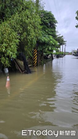 ▲▼   豪雨防汛嚴陣以待 翁章梁視察布袋抽水站籲民眾非必要勿外出   。（圖／嘉義縣政府提供）