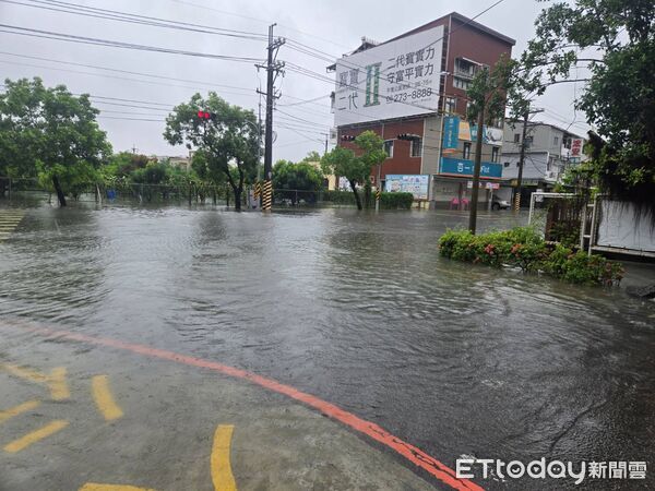 ▲台南市立安南醫院外長和路積水約40公分,患者須由救生艇及車輛協助接駁。(民眾提供,下同)
