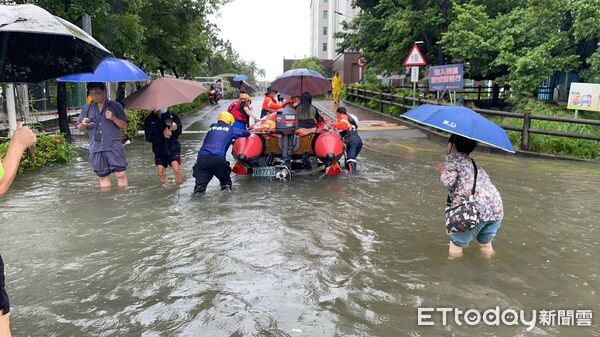 ▲台南市立安南醫院外長和路積水約40公分,患者須由救生艇及車輛協助接駁。(民眾提供,下同)