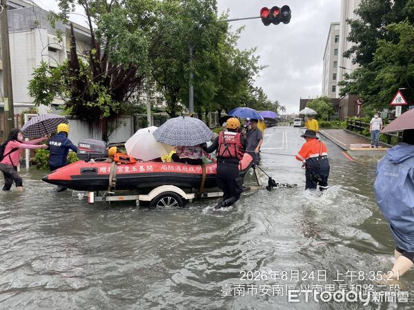 ▲台南市立安南醫院外長和路積水約40公分,患者須由救生艇及車輛協助接駁。(民眾提供,下同)
