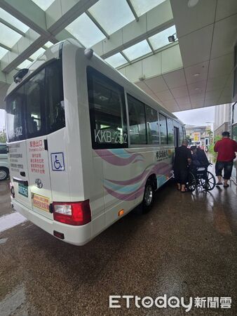 ▲台南市立安南醫院外長和路積水約40公分,患者須由救生艇及車輛協助接駁。(民眾提供,下同)