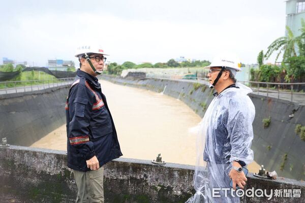 ▲受低壓帶及西南風影響，高雄持續出現強降雨，市長陳其邁趕赴路竹區下坑里大德路，實地視察現場積淹水狀況。             。（圖／記者吳奕靖翻攝）