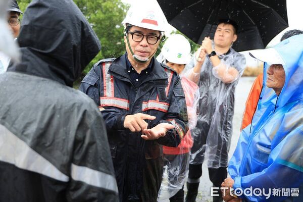 ▲受低壓帶及西南風影響，高雄持續出現強降雨，市長陳其邁趕赴路竹區下坑里大德路，實地視察現場積淹水狀況。             。（圖／記者吳奕靖翻攝）