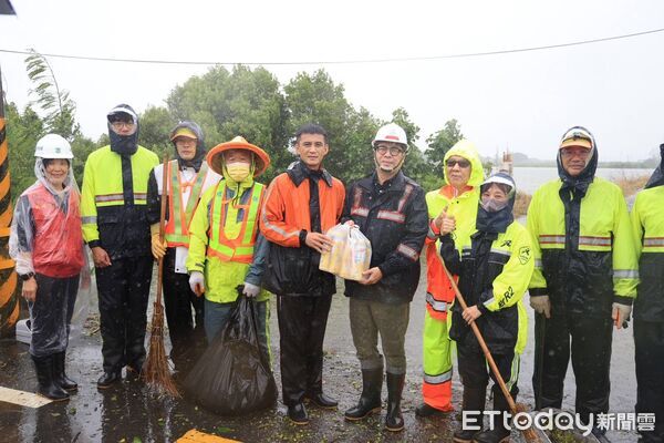 ▲受低壓帶及西南風影響，高雄持續出現強降雨，市長陳其邁趕赴路竹區下坑里大德路，實地視察現場積淹水狀況。             。（圖／記者吳奕靖翻攝）