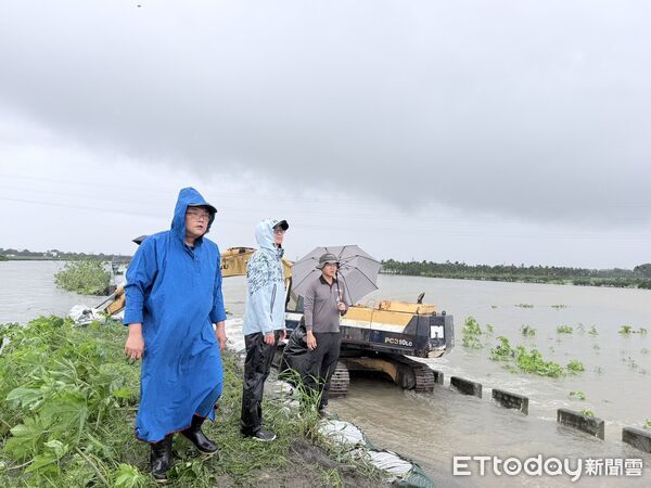 ▲萬丹鄉興化廍24日早上再度潰堤。（圖／縣議員洪宗麒提供）