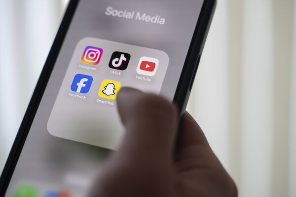 ▲▼ 手機上的社群媒體App。Instagram、Facebook、Youtube、Snapchat、TikTok。（圖／達志影像／美聯社）