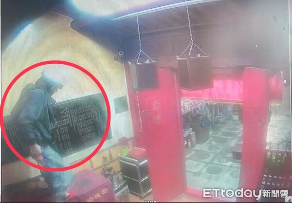 ▲▼ 金門金城一處土地公廟神像玻璃罩遭破壞，廟內金牌被竊。（圖／金門縣警察局金城分局提供）