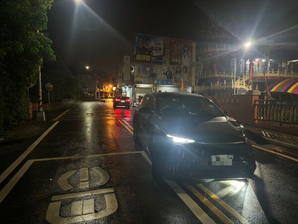 ▲苗栗市文發路聖帝廟旁路段，今天凌晨發生酒駕轎車逆向撞死資源回收婦人事故，現場一片凌亂。（圖／記者楊永盛翻攝）