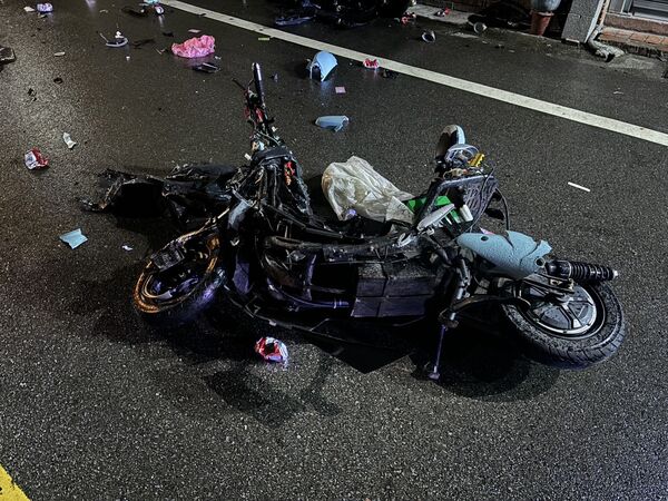 ▲苗栗市文發路聖帝廟旁路段，今天凌晨發生酒駕轎車逆向撞死資源回收婦人事故，現場一片凌亂。（圖／記者楊永盛翻攝）