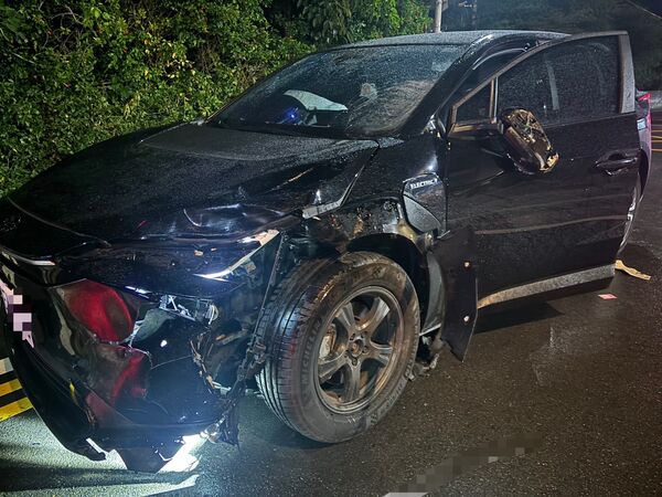 ▲苗栗市文發路聖帝廟旁路段，今天凌晨發生酒駕轎車逆向撞死資源回收婦人事故，現場一片凌亂。（圖／記者楊永盛翻攝）