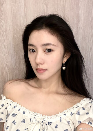▲▼劉浩存遭女星影射「14歲就跟了某導」她道歉稱壓力大。(圖/翻攝自微博/劉浩存)