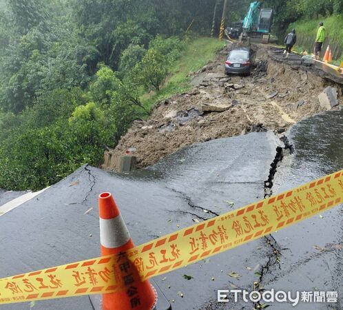 ▲台南六甲山區南115線1.6公里處路基遭豪雨掏空，一輛車行經時陷落。（記者林東良翻攝，下同）