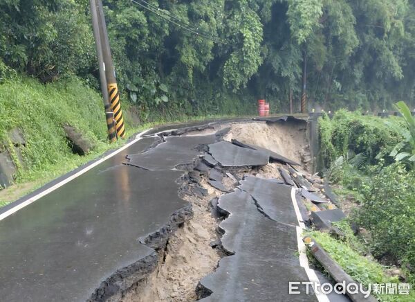 ▲台南六甲山區南115線1.6公里處路基遭豪雨掏空，一輛車行經時陷落。（記者林東良翻攝，下同）
