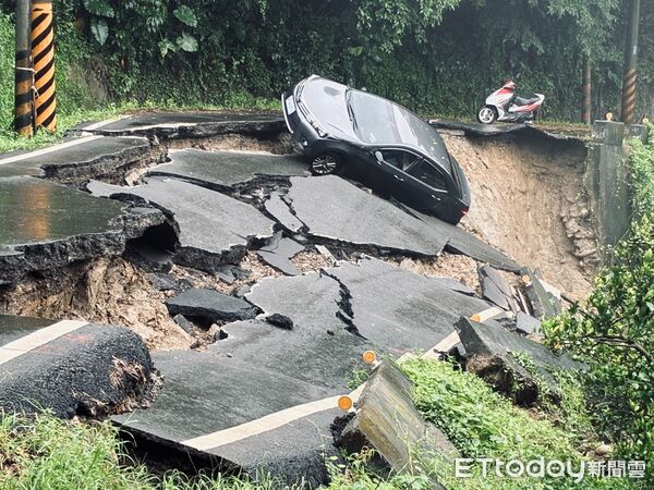 台南六甲山路整片崩塌！轎車陷落驚悚畫面曝 駕駛脫困還在抖