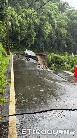 ▲台南六甲山區南115線1.6公里處路基遭豪雨掏空，一輛車行經時陷落。（記者林東良翻攝，下同）