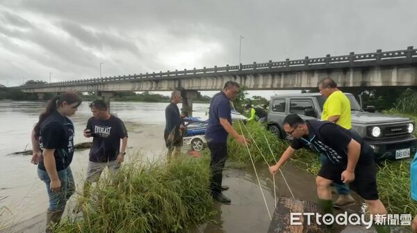 ▲屏東夫妻騎車外出領錢，涉水遭沖走，夫失聯、妻抱樹獲救。（圖／記者陳崑福翻攝，下同）