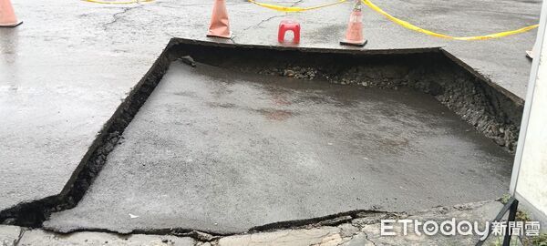 雨彈狂襲！高雄仁武地基掏空「路面破大洞」 緊急圍三角錐示警