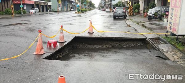▲▼ 雨彈狂襲南台灣！高雄仁武地基掏空「路面破大洞」　驚險畫面曝。（圖／翻攝高雄市議員吳利成粉專）