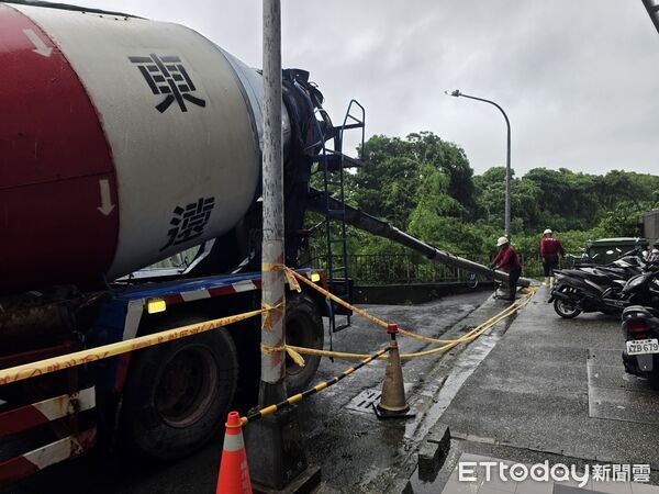 ▲▼ 高雄楠梓「地基掏空」旁邊大樓危險了　市府緊急灌漿穩固建物。（圖／記者賴文萱翻攝）