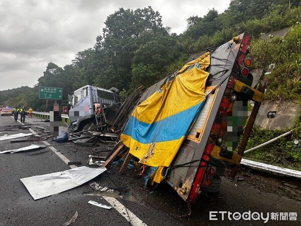 ▲國3聯結車撞工程車「鋼捲掉落」。（圖／記者郭世賢翻攝）