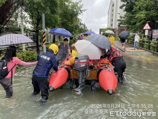 ▲台南安南區長和路二段周邊嚴重積水，消防人員出動橡皮艇接駁病患。（記者林東良翻攝，下同）