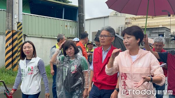 ▲陳亭妃邀請經濟部次長賴建信等人,前往仁德區土庫抽水站現勘。(記者林東良翻攝,下同)