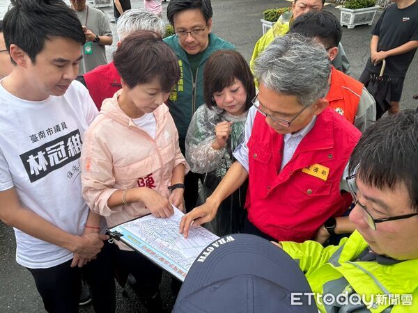 ▲陳亭妃邀請經濟部次長賴建信等人，前往仁德區土庫抽水站現勘。（記者林東良翻攝，下同）