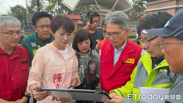 ▲陳亭妃邀請經濟部次長賴建信等人，前往仁德區土庫抽水站現勘。（記者林東良翻攝，下同）