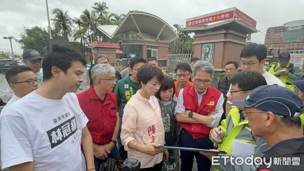 ▲陳亭妃邀請經濟部次長賴建信等人,前往仁德區土庫抽水站現勘。(記者林東良翻攝,下同)