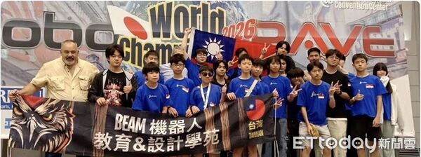 ▲台南女中新生林彥葶參加2026 RoboRAVE世界機器人冠軍賽，勇奪金、銅雙料大獎。（記者林東良翻攝，下同）