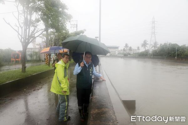 ▲台南市長黃偉哲前往安南、仁德地區視察道路積水及排水系統運作情形。（記者林東良翻攝，下同）