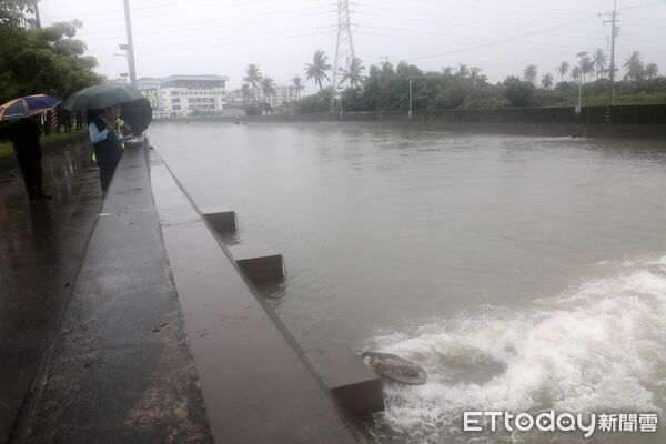 ▲台南市長黃偉哲前往安南、仁德地區視察道路積水及排水系統運作情形。（記者林東良翻攝，下同）