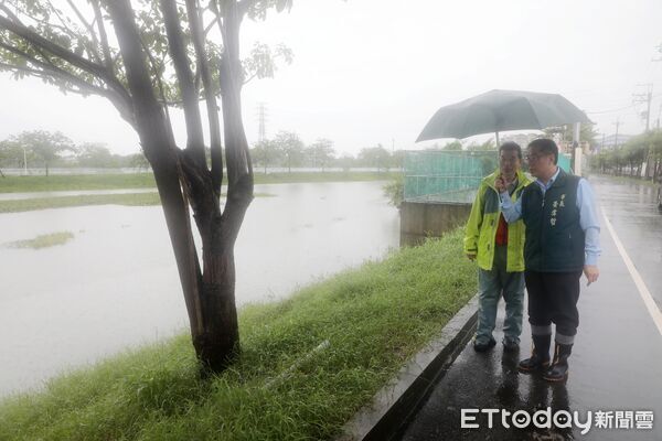 ▲台南市長黃偉哲前往安南、仁德地區視察道路積水及排水系統運作情形。（記者林東良翻攝，下同）